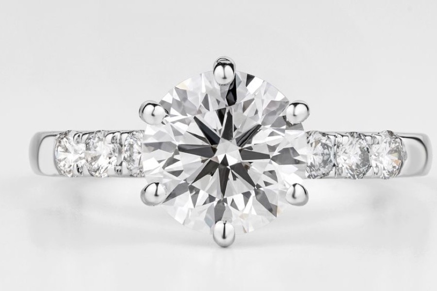 18K white gold solitaire ring